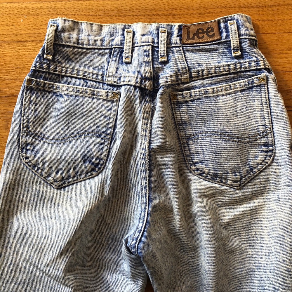 CUTE HIGH WAISTED LEE MOM JEANS; 25/26